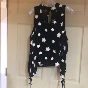 Ladies blk & white star print cold shoulder top